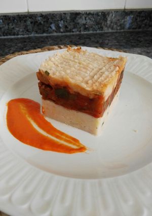 Una foto de Alubias blancas con verduras y salsa de pimientos