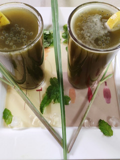 எலுமிச்சைப் புல், புதினா, இஞ்சி பானம் (lemongrass,mint, gingerlumichai pul paanam recipe in tamil) செய்முறை முக்கிய புகைப்படம்