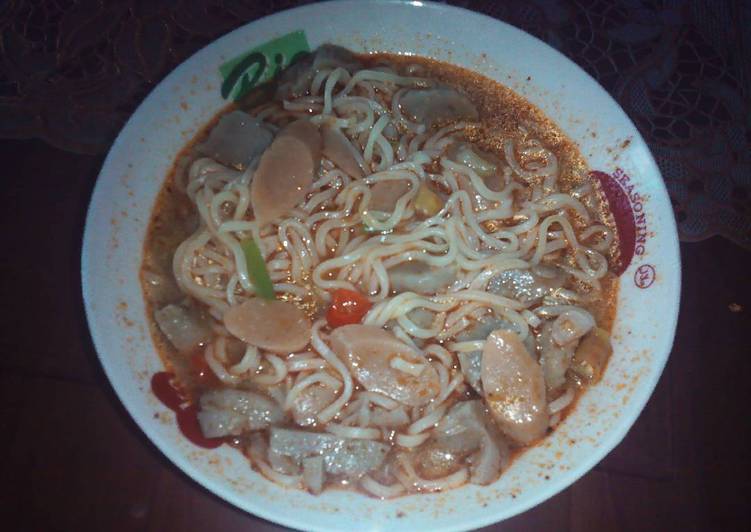 Resep Mie kuah kare toping pentol + sosis zupper pedeeees Yang Enak