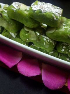 मटर की बर्फी (Matar ki barfi recipe in Hindi) रेसिपी मुख्य फोटो