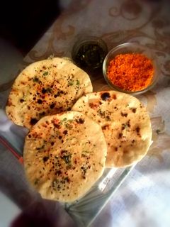 तवा बटर तंदूरी रोटी (Tawa butter tandoori roti recipe in hindi) रेसिपी मुख्य फोटो