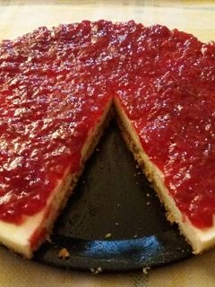 Una foto de Tarta de queso🧀 con mermelada de frambuesa