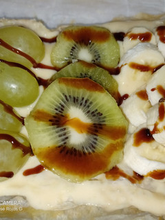 Una foto de Hojaldre con frutas del tiempo y crema