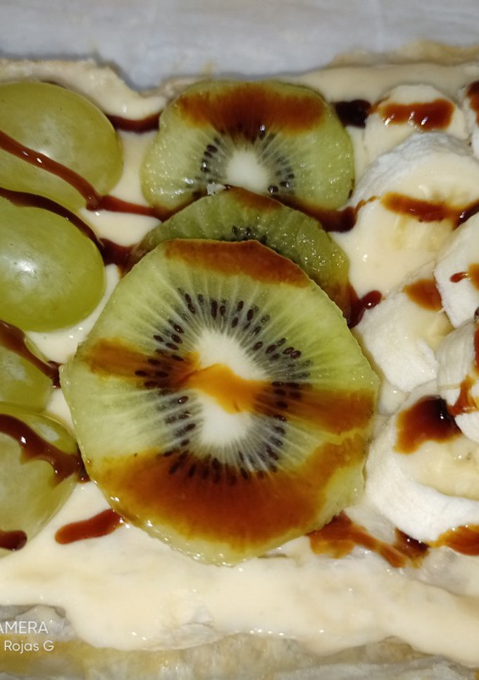 Una foto de Hojaldre con frutas del tiempo y crema