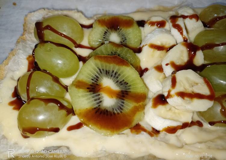 Hojaldre con frutas del tiempo y crema