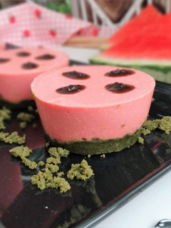 Una foto de Mini cheesecakes saludables de sandía y té matcha