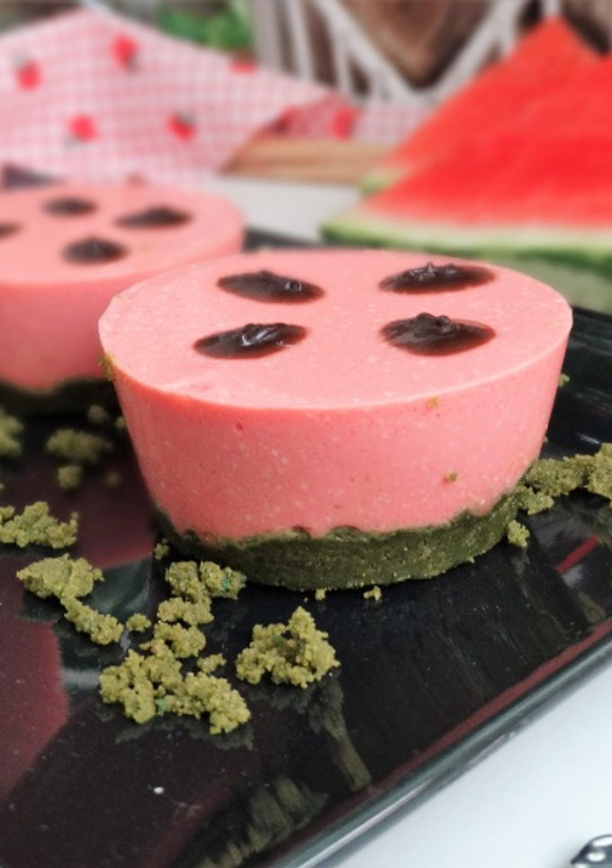 Una foto de Mini cheesecakes saludables de sandía y té matcha