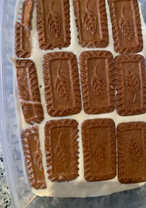 Una foto de Helado de vainilla al whisky con chip de chocolate y galletas