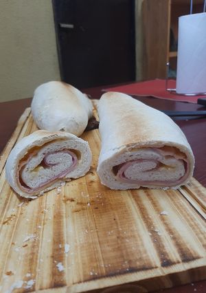 Una foto de Pan relleno de jamón y queso