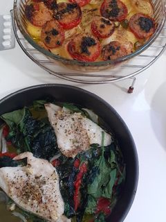 Una foto de Tomates con patatas al horno