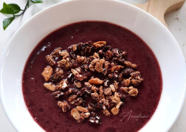 Blackberry smoothie with dates and granola