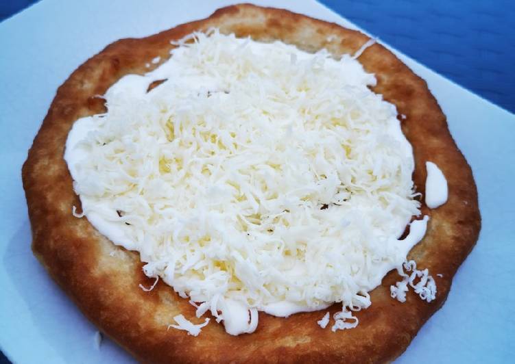 Tejfölös-Mascarpone's-Fokhagymás-Sajtos lángos