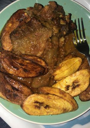 A picture of Fried plantain with pomo sauce.
