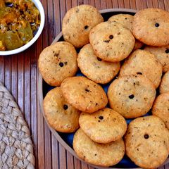 A picture of Khasta Methi Mathris.