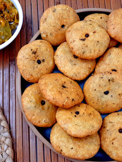 A picture of Khasta Methi Mathris.