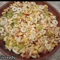 A picture of Spicy fruit chaat.