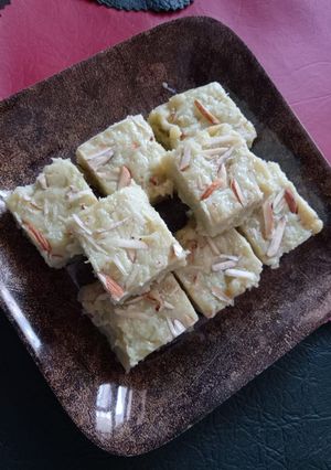 लौकी की लॉज (घीया की बर्फी) (Lauki ki lauj (Ghiya ki barfi) recipe in Hindi) रेसिपी मुख्य फोटो