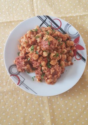 Una foto de Garbanzos al sofrito con carne de res enlatada
