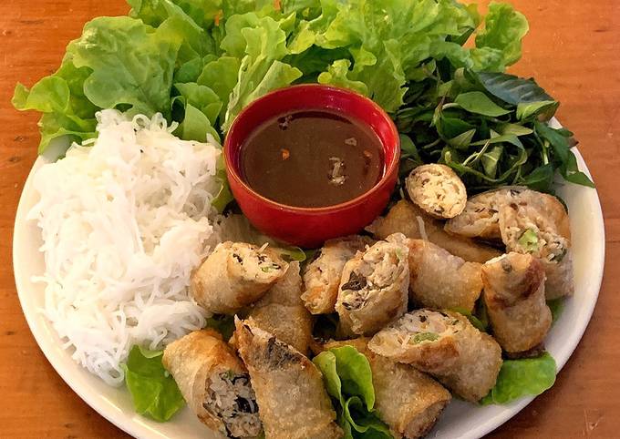 Hanoi crips parcels with vermicelli salad (Cha Gio)