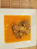 Rollo de carne con vegetales mixtos, en salsa