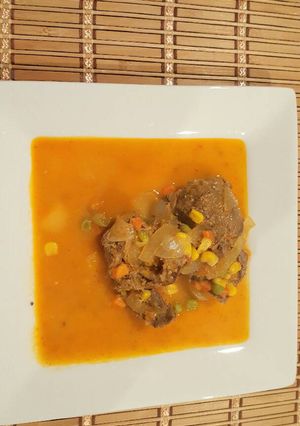 Una foto de Rollo de carne con vegetales mixtos, en salsa