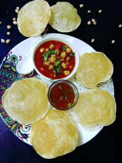 छोले भटूरे (Chole Bhature recipe in Hindi) रेसिपी मुख्य फोटो