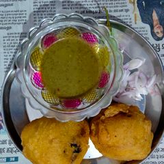 A picture of Delicious Aloo Bade.