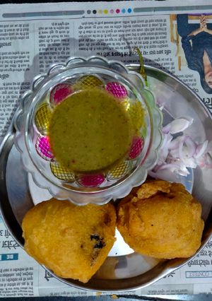 A picture of Delicious Aloo Bade.