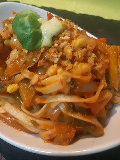 Una foto de Noodles con verduras y crujiente de maíz tostado
