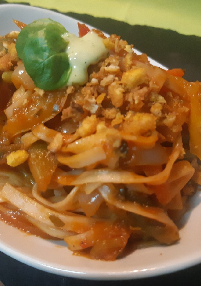 Una foto de Noodles con verduras y crujiente de maíz tostado