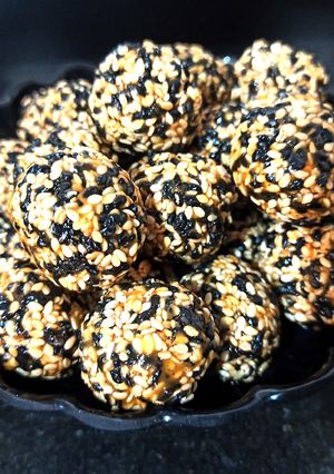તલ ના પૌષ્ટિક લાડુ (Til Healthy Ladoo Recipe In Gujarati) રેસીપી મુખ્ય ફોટો