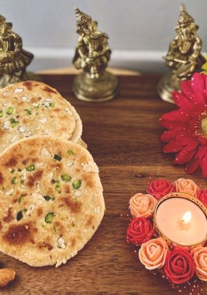 બદામ ની પૂરી (Badam Puri Recipe In Gujarati) રેસીપી મુખ્ય ફોટો