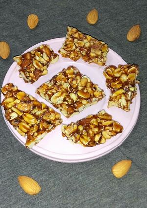 ડ્રાયફ્રુટ ચીક્કી (Dryfruit Chikki Recipe in Gujarati) રેસીપી મુખ્ય ફોટો