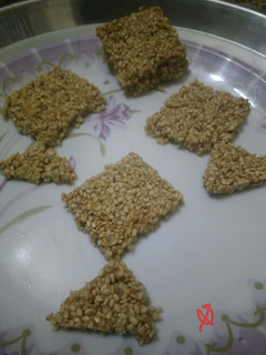 तिळाची चिक्की (tilachi chikki recipe in marathi) रेसिपी चे मुख्य फोटो