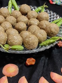 तीळ गुळ लाडू (til gul laddu recipe in marathi) रेसिपी चे मुख्य फोटो 