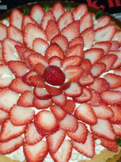 Una foto de Tarta de frutillas con crema Chantilly