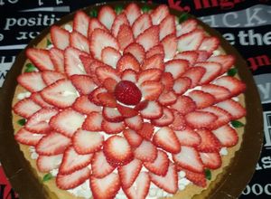 Una foto de Tarta de frutillas con crema Chantilly
