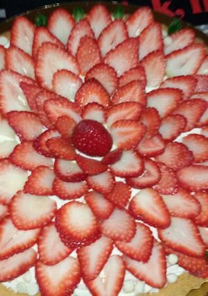 Una foto de Tarta de frutillas con crema Chantilly
