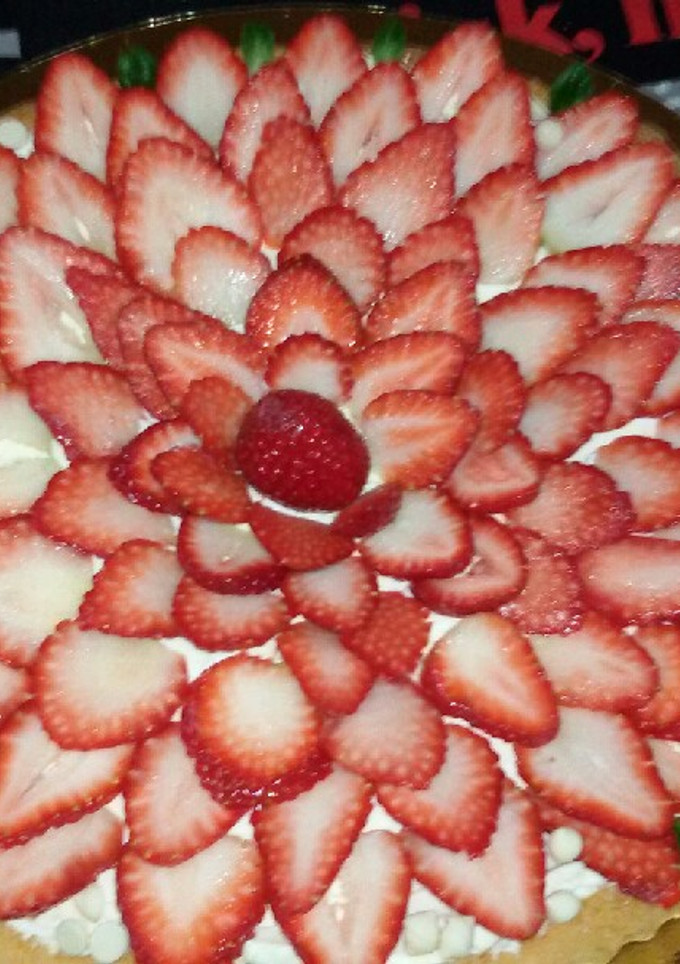 Una foto de Tarta de frutillas con crema Chantilly