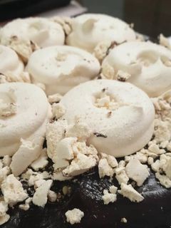 Foto de Bolo de Chocolate com Brigadeiro e Suspiros