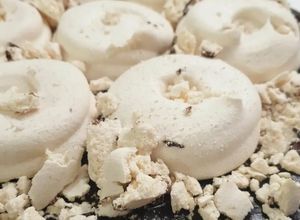 Foto de Bolo de Chocolate com Brigadeiro e Suspiros
