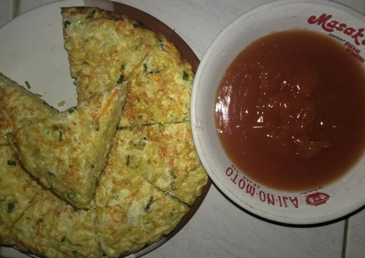 Omelet mie sayuran dengan saos asam manis