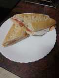 Bocadillo de tomate, jamón serrano y queso de cabra