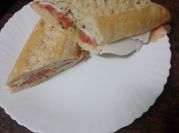 Una foto de bocadillo jamón serrano y queso