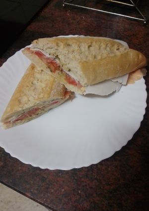 Una foto de Bocadillo de tomate, jamón serrano y queso de cabra