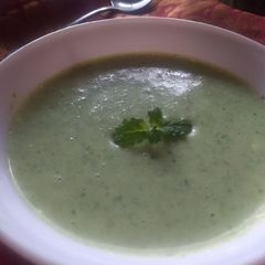A picture of Potato palak cream soup.