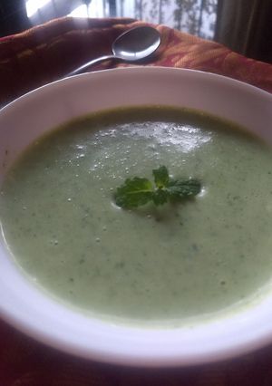 A picture of Potato palak cream soup.