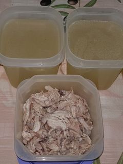 Una foto de Caldo de pollo