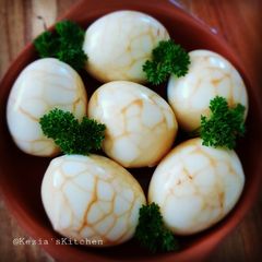 A picture of Eggs Boiled With Herbs and Spices (Telur Pindang).