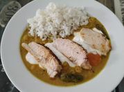Una foto de pollo al curry yogur
